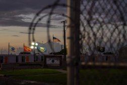 معسكر غوانتانامو حيث يُحتجَز سجناء «القاعدة» و«طالبان» (نيويورك تايمز)